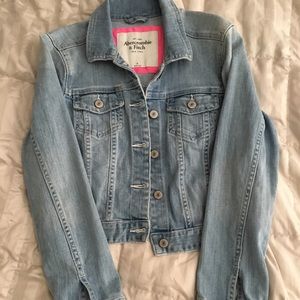 NWOT Abercrombie and Fitch cropped jean jacket
